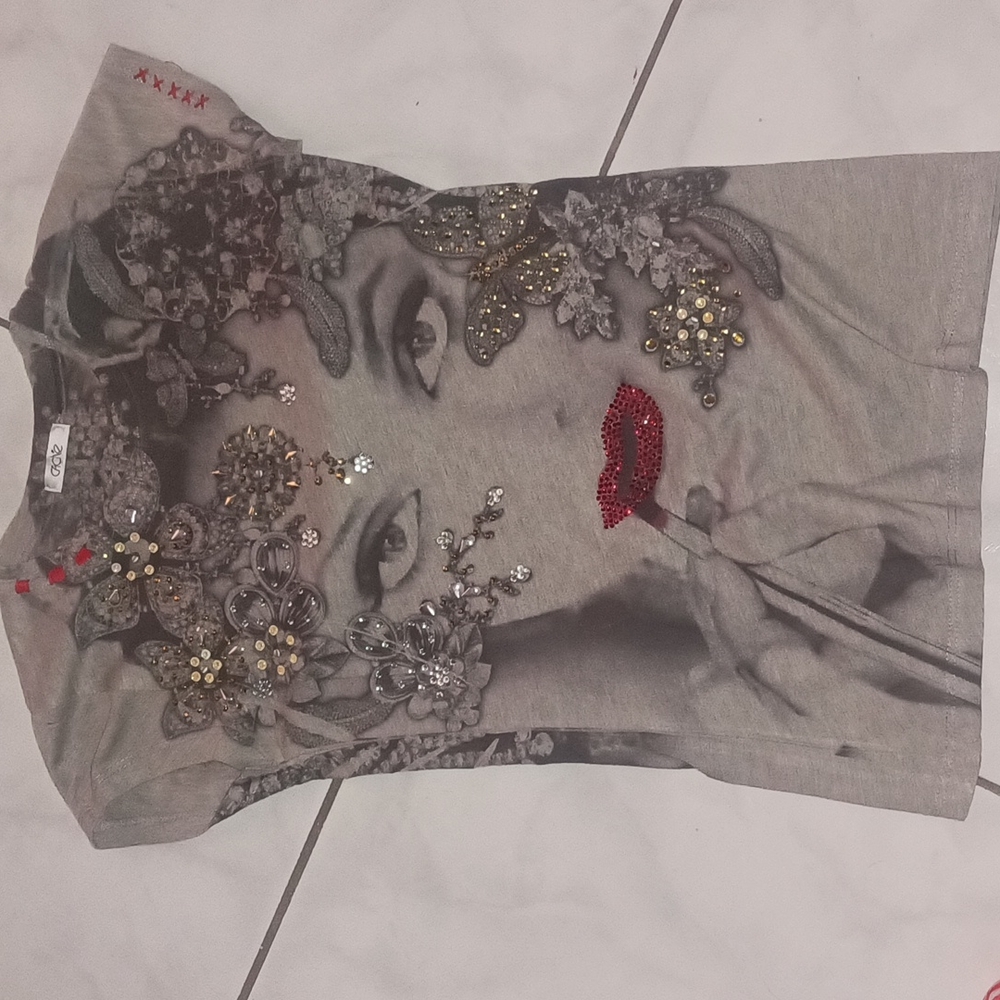 Cach'e face bling t-shirt size small